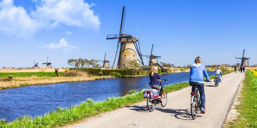 In bici tra i mulini a vento in Olanda